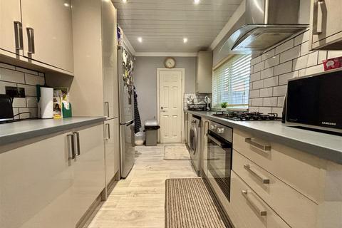 undefined, Wallingford Mount, Bradford BD15