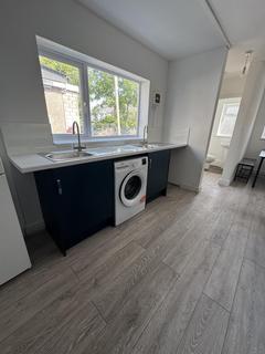 8 bedroom terraced house to rent, Salisbury Road, CF24 4AD