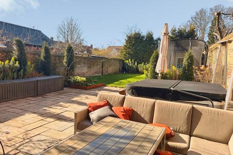 6 bedroom end of terrace house for sale, North Bar Without, Beverley,HU17 7AG