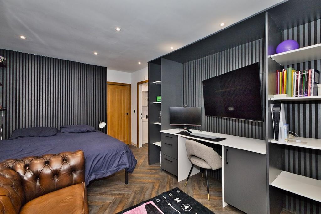 Secondary bedroom.