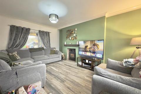 3 bedroom semi-detached house to rent, South Street, Havercroft, Wakefield