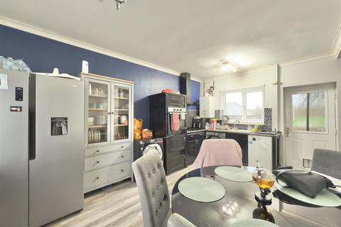 3 bedroom semi-detached house to rent, South Street, Havercroft, Wakefield