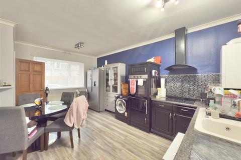 3 bedroom semi-detached house to rent, South Street, Havercroft, Wakefield