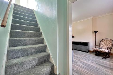 3 bedroom semi-detached house to rent, South Street, Havercroft, Wakefield
