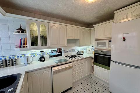 undefined, Pierrefondes Avenue, Farnborough GU14