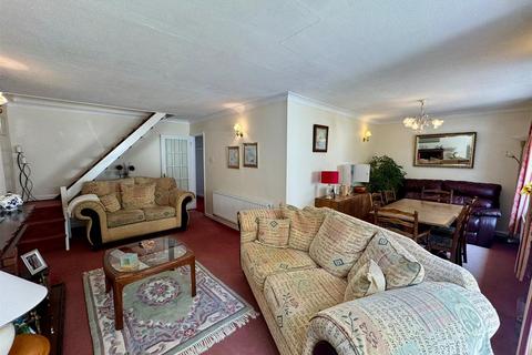 undefined, Pierrefondes Avenue, Farnborough GU14