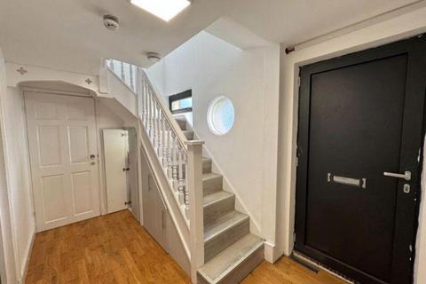 undefined, Dunstable Road, Luton, Bedfordshire