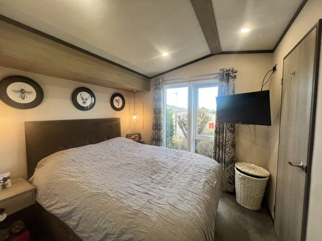 8 Ww Main Bedroom