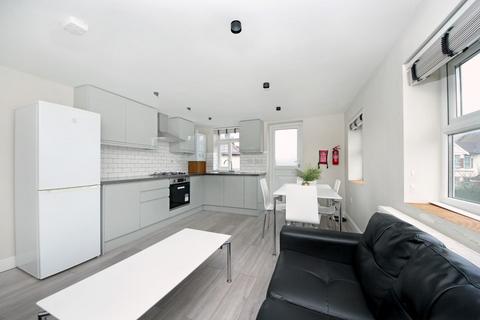 3 bedroom house to rent, Horn Lane, London