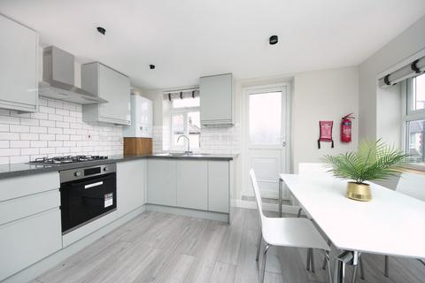3 bedroom house to rent, Horn Lane, London
