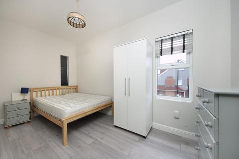 3 bedroom house to rent, Horn Lane, London