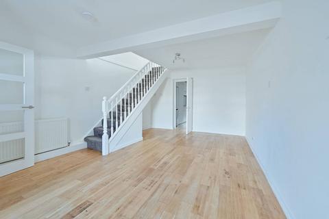 3 bedroom semi-detached house to rent, Sparrows Herne, WD23, Bushey, WD23