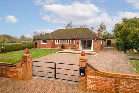 3 bedroom detached bungalow to rent, Oxford Road, Aylesbury HP17