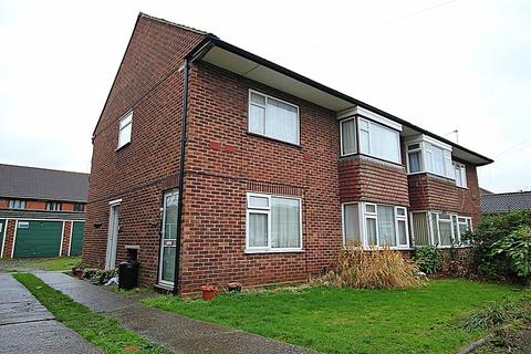 2 bedroom maisonette to rent, Chestnut Close, Harlington, UB7