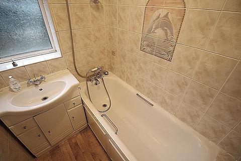 2 bedroom maisonette to rent, Chestnut Close, Harlington, UB7