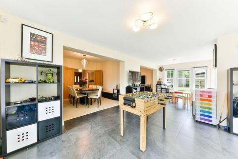 6 bedroom detached house to rent, Netherne Drive, Coulsdon