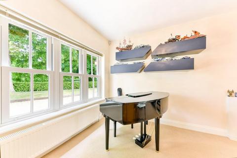 6 bedroom detached house to rent, Netherne Drive, Coulsdon