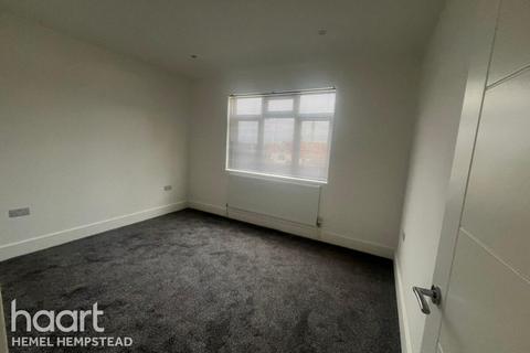 3 bedroom semi-detached house to rent, Sparrows Herne, Bushey