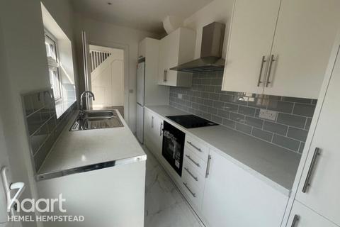 3 bedroom semi-detached house to rent, Sparrows Herne, Bushey