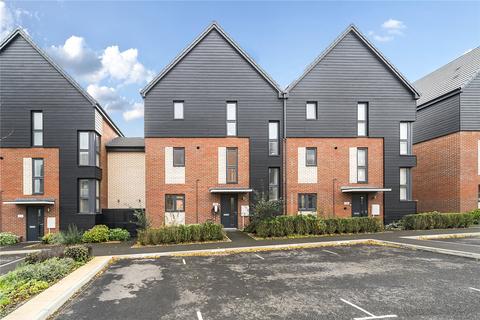 4 bedroom semi-detached house to rent, Station Road, Hampshire RG27
