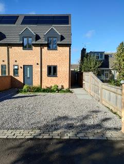 3 bedroom semi-detached house to rent, milestone road, Carterton, OX18