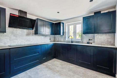 3 bedroom semi-detached house to rent, milestone road, Carterton, OX18