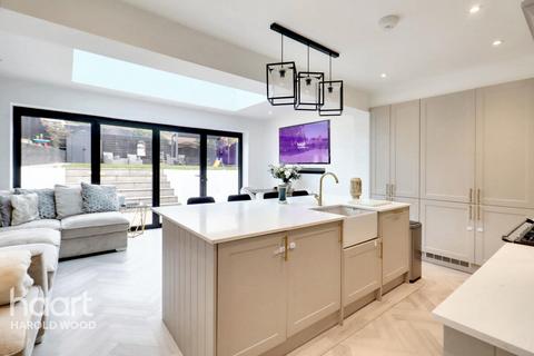 3 bedroom semi-detached house for sale, Wickford Close, Harold Hill