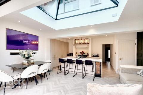 3 bedroom semi-detached house for sale, Wickford Close, Harold Hill