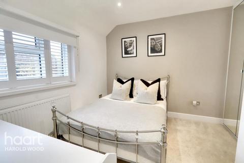 17 Wickford Close, Romford, RM3 9SD