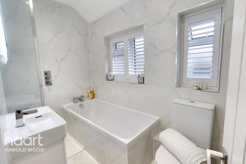17 Wickford Close, Romford, RM3 9SD