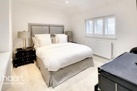 17 Wickford Close, Romford, RM3 9SD