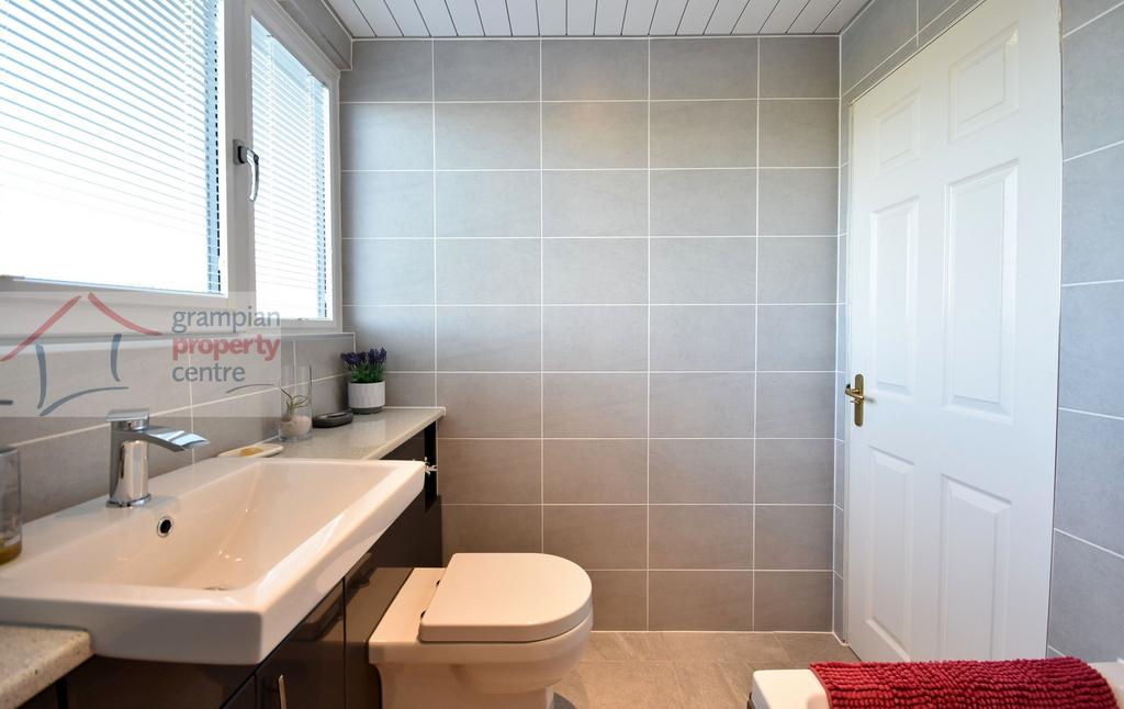 Bathroom 3.JPG