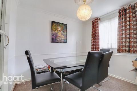 27 Hitchin Close, Romford, RM3 7EG
