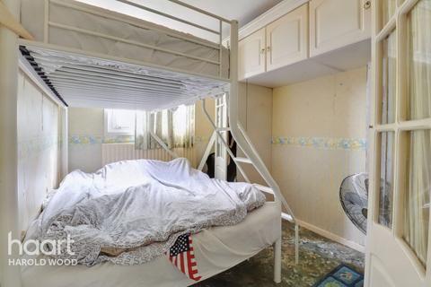 27 Hitchin Close, Romford, RM3 7EG