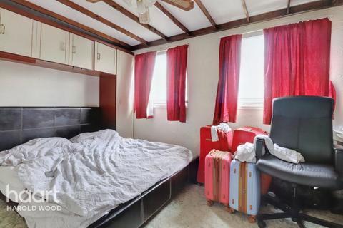 27 Hitchin Close, Romford, RM3 7EG