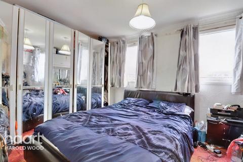 27 Hitchin Close, Romford, RM3 7EG