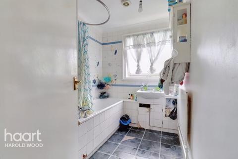 27 Hitchin Close, Romford, RM3 7EG
