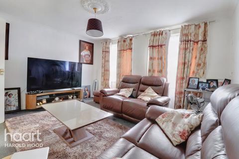 3 bedroom terraced house for sale, Hitchin Close, Harold Hill