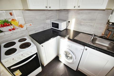 3 bedroom terraced house to rent, Woodhead Road, Huddersfield HD4