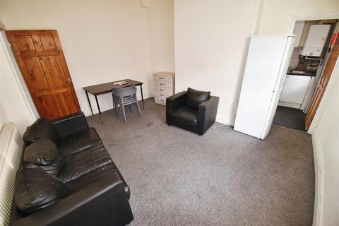 3 bedroom terraced house to rent, Woodhead Road, Huddersfield HD4