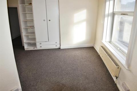 3 bedroom terraced house to rent, Woodhead Road, Huddersfield HD4