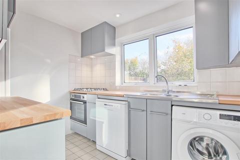4 bedroom semi-detached house to rent, New Street, Cambridge