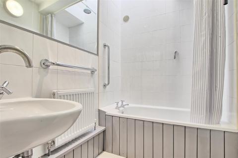 4 bedroom semi-detached house to rent, New Street, Cambridge