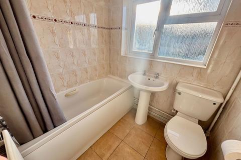 1 bedroom flat to rent, Midhurst Road, Eastbourne BN22