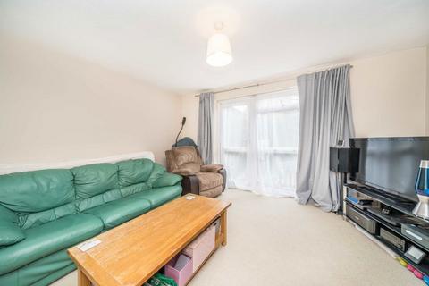 1 bedroom flat to rent, Briar Close, Hampton TW12