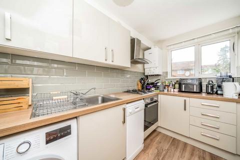 1 bedroom flat to rent, Briar Close, Hampton TW12