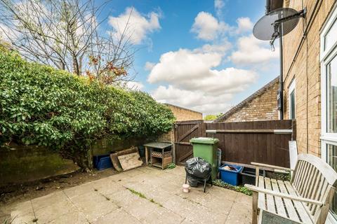 1 bedroom flat to rent, Briar Close, Hampton TW12
