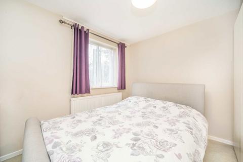 1 bedroom flat to rent, Briar Close, Hampton TW12