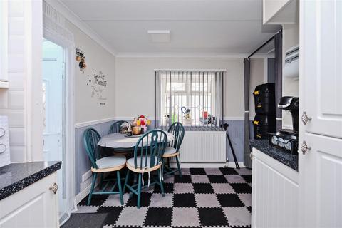 2 bedroom park home for sale, Seasalter Lane, Seasalter, Whitstable