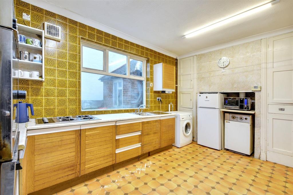 Kitchen 2.jpeg